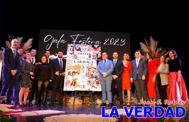 Galardonados por los colectivos festeros posan junto al autor del Cartel de Fiestas, José Manuel Puebla; el secretario general de la Comisión de Festejos, Simón Laborda; el hermano mayor de la Cofradía de la Vera Cruz, Luis Melgarejo; y el alcalde de Caravaca, José Francisco García. 