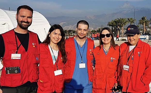 De izquierda a derecha: Francisco se despide del segundo grupo de voluntarios, del que forman parte los murcianos Magdalena Martínez, Antonio Hernández, Andrea Manzano y Amparo Cerón. 