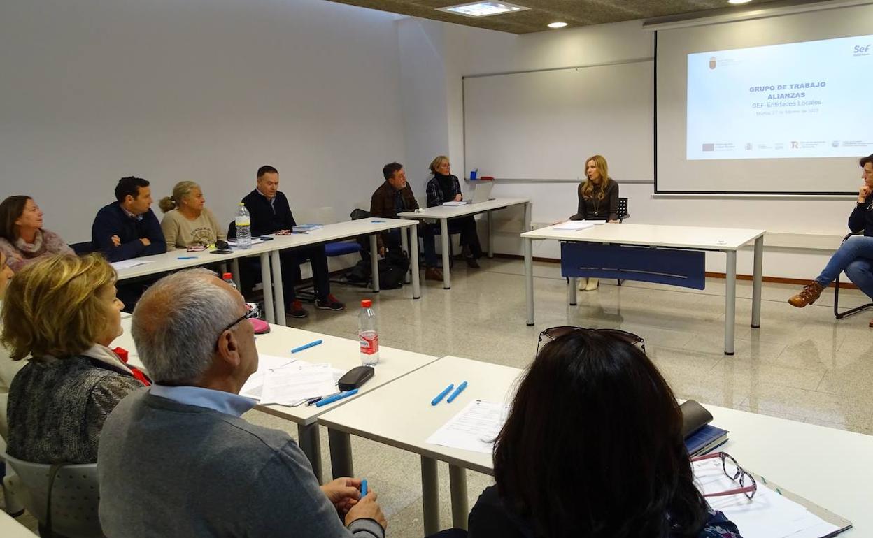 La directora del SEF, Marisa López, presidió el grupo de trabajo formado por técnicos de entidades locales y agentes de desarrollo local, en el marco de la iniciativa 'Alianzas SEF-Entidades Locales'.