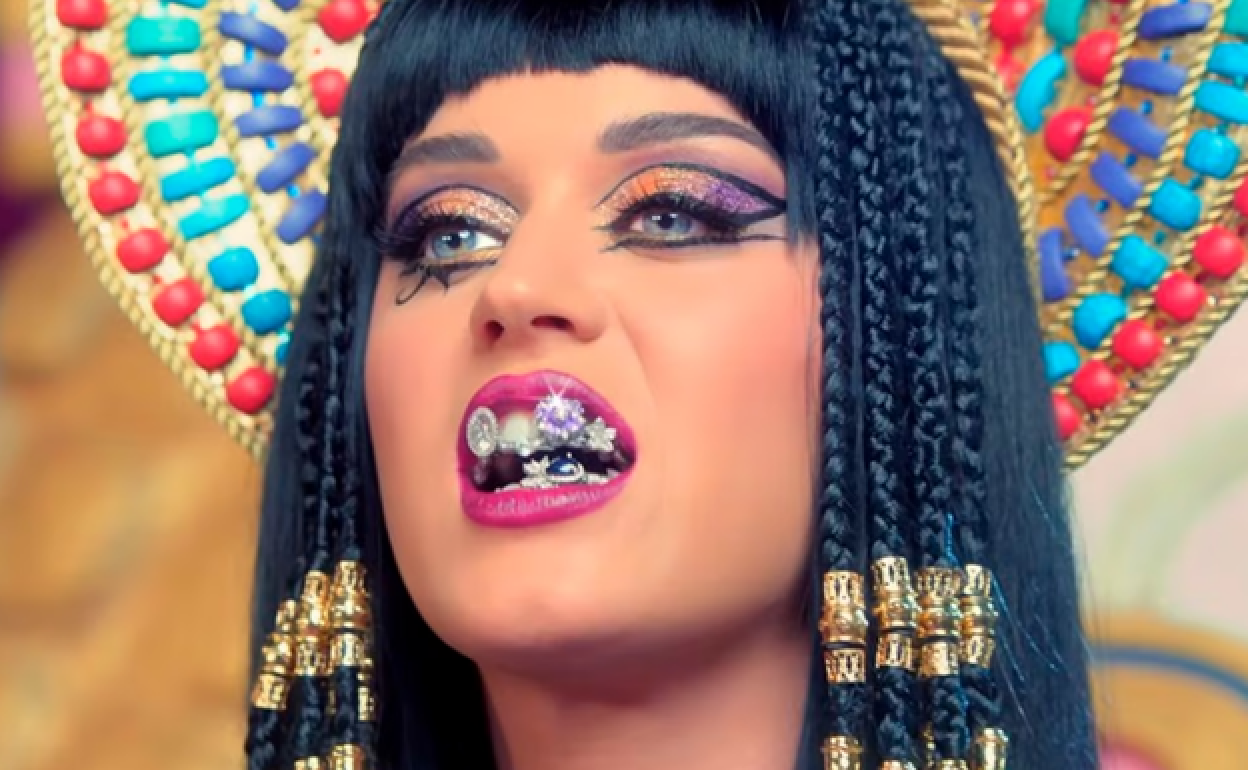 Las gemas dentales de Katy Perry en su último videoclip.