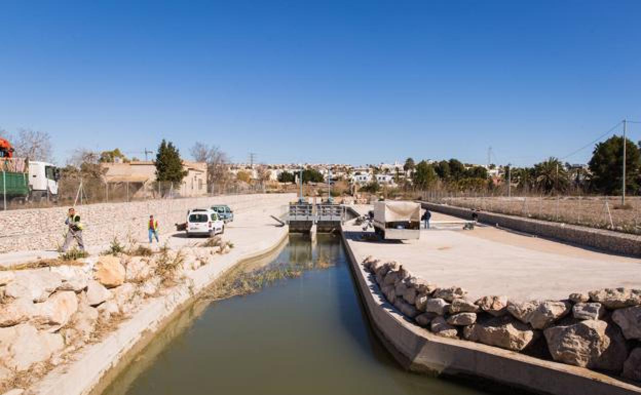 Obreros trabajan sobre un canal a su paso por San Fulgencio. 