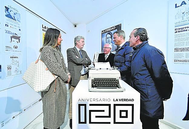 El director de LA VERDAD mostró la exposición de portadas a los asistentes, entre ellos a Adriana Moreno, José Antonio Cobacho, José Luján, Marcos Ortuño y Ramón Sánchez Parra, en la imagen. 