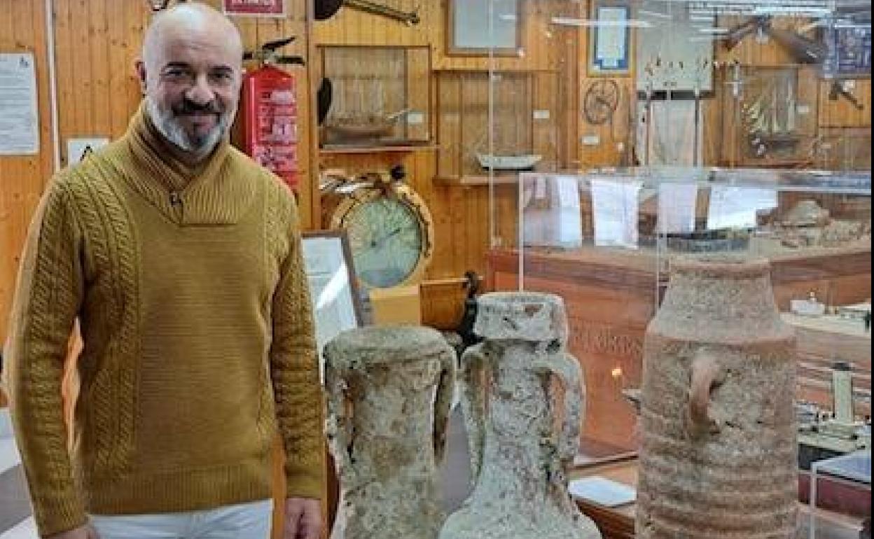 El concejal de Cultura, José Antonio Quesada, junto a las tres ánforas. 