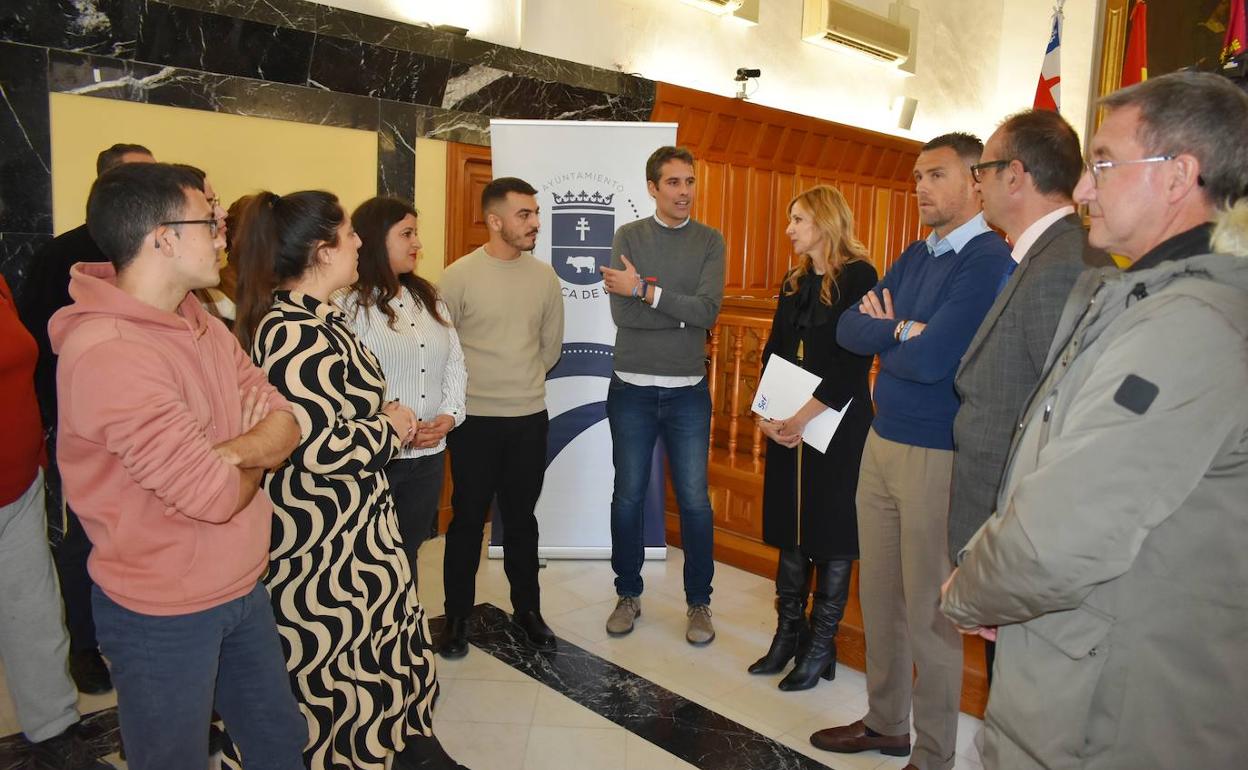 Los jóvenes hablando con el consejero, el alcalde y la directora del SEF. 