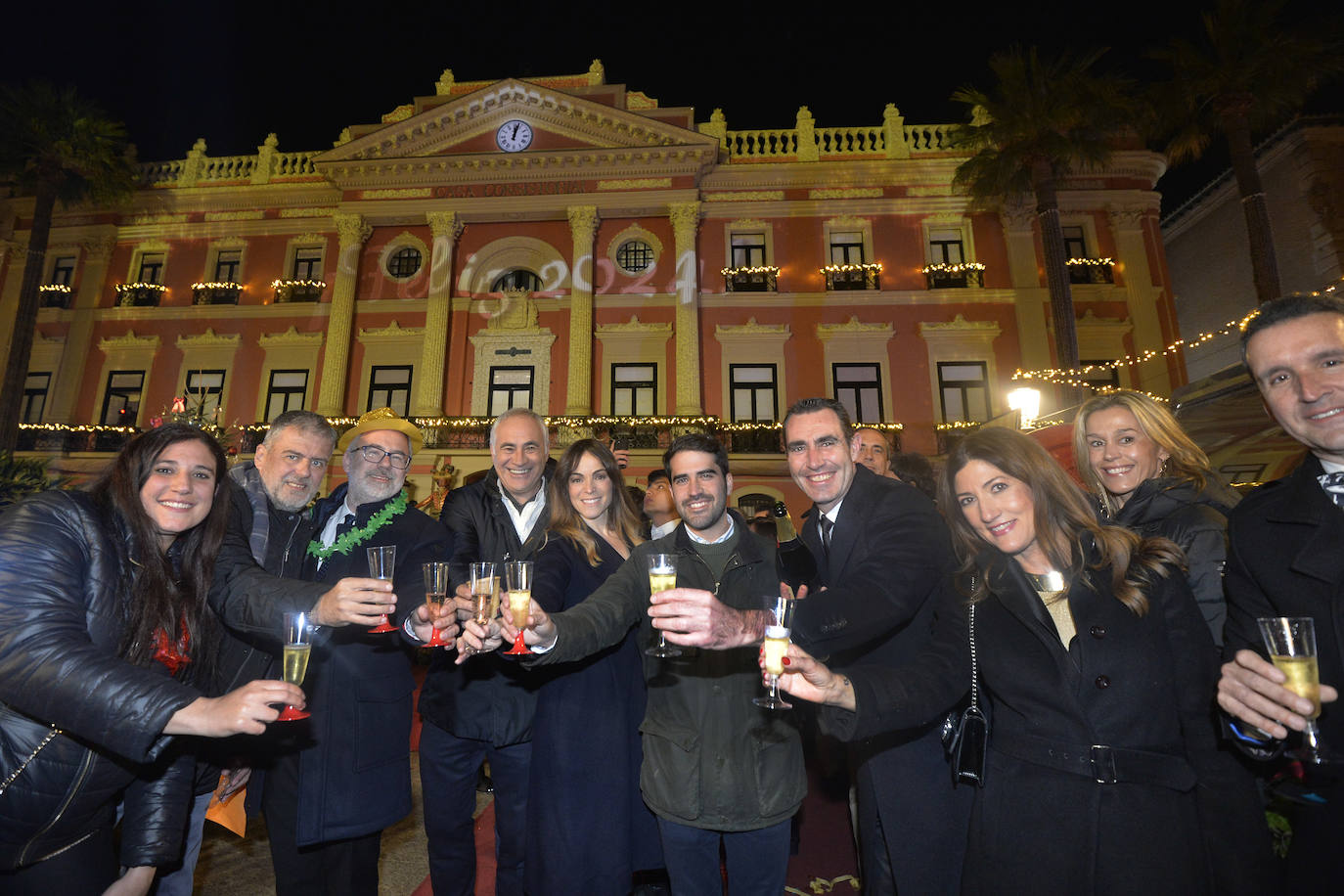 Brindis y ambiente festivo en Murcia para celebrar la Nochevieja