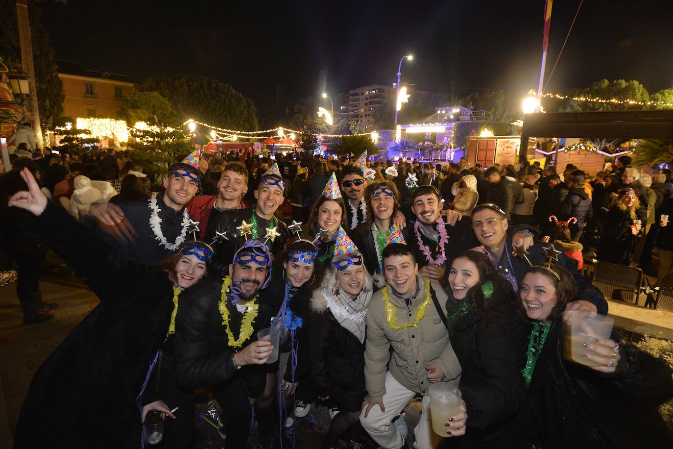 Brindis y ambiente festivo en Murcia para celebrar la Nochevieja