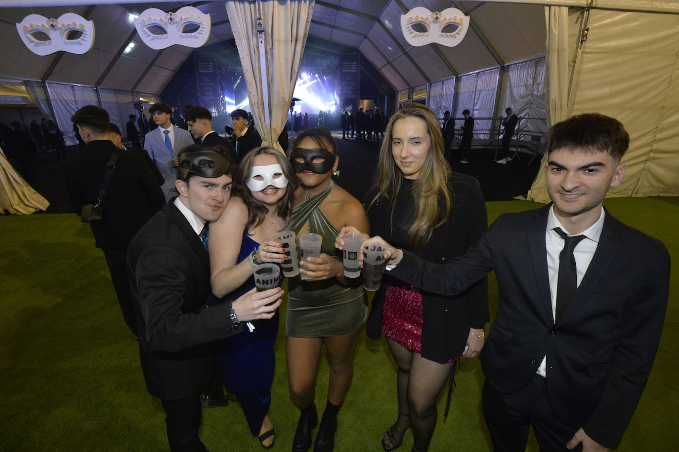 Brindis y ambiente festivo en Murcia para celebrar la Nochevieja