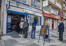 Varias personas hacen cola en una administración de Cartagena.