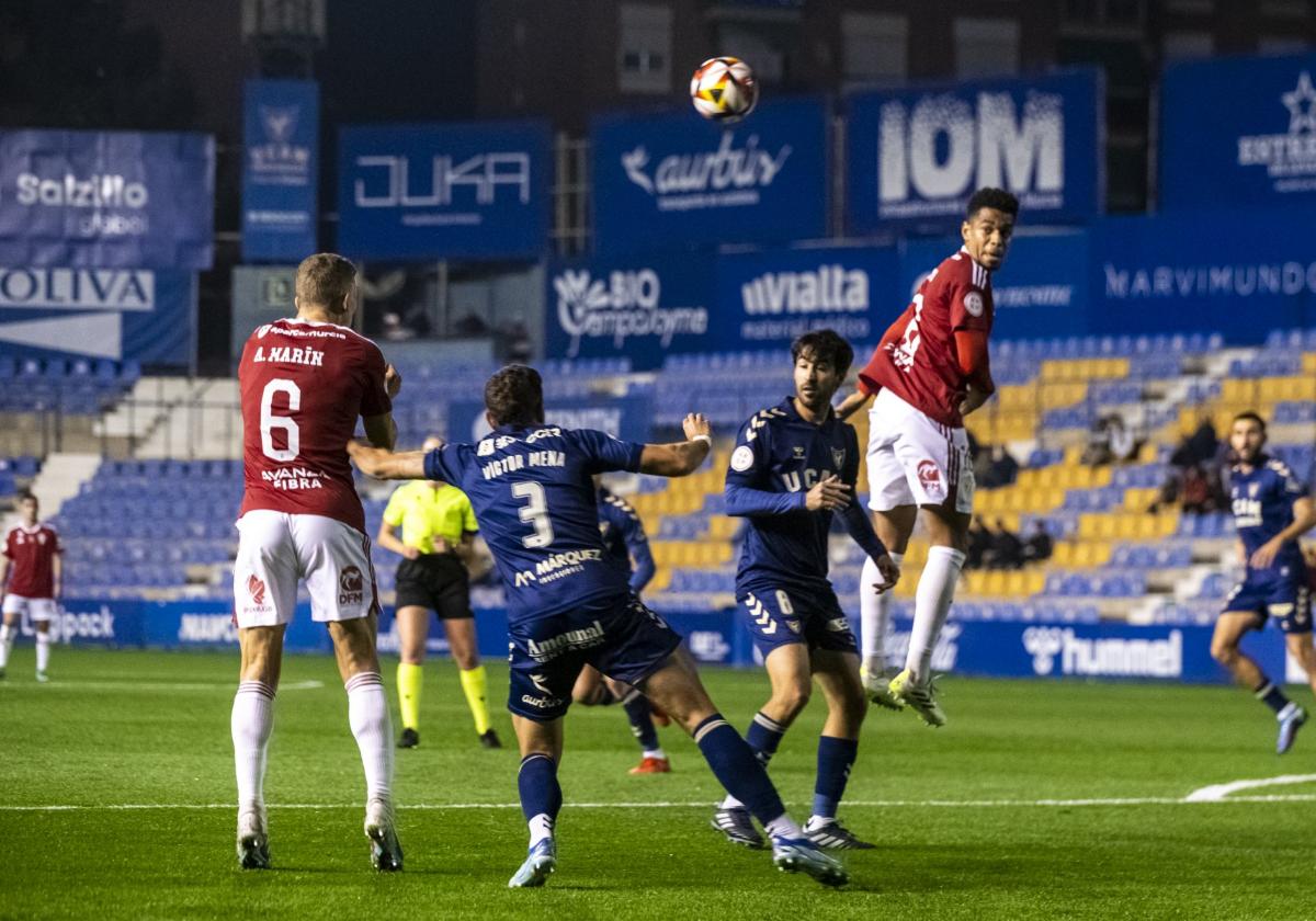 Alberto González intenta rematar un balón en el UCAM-Real Murcia del pasado viernes.