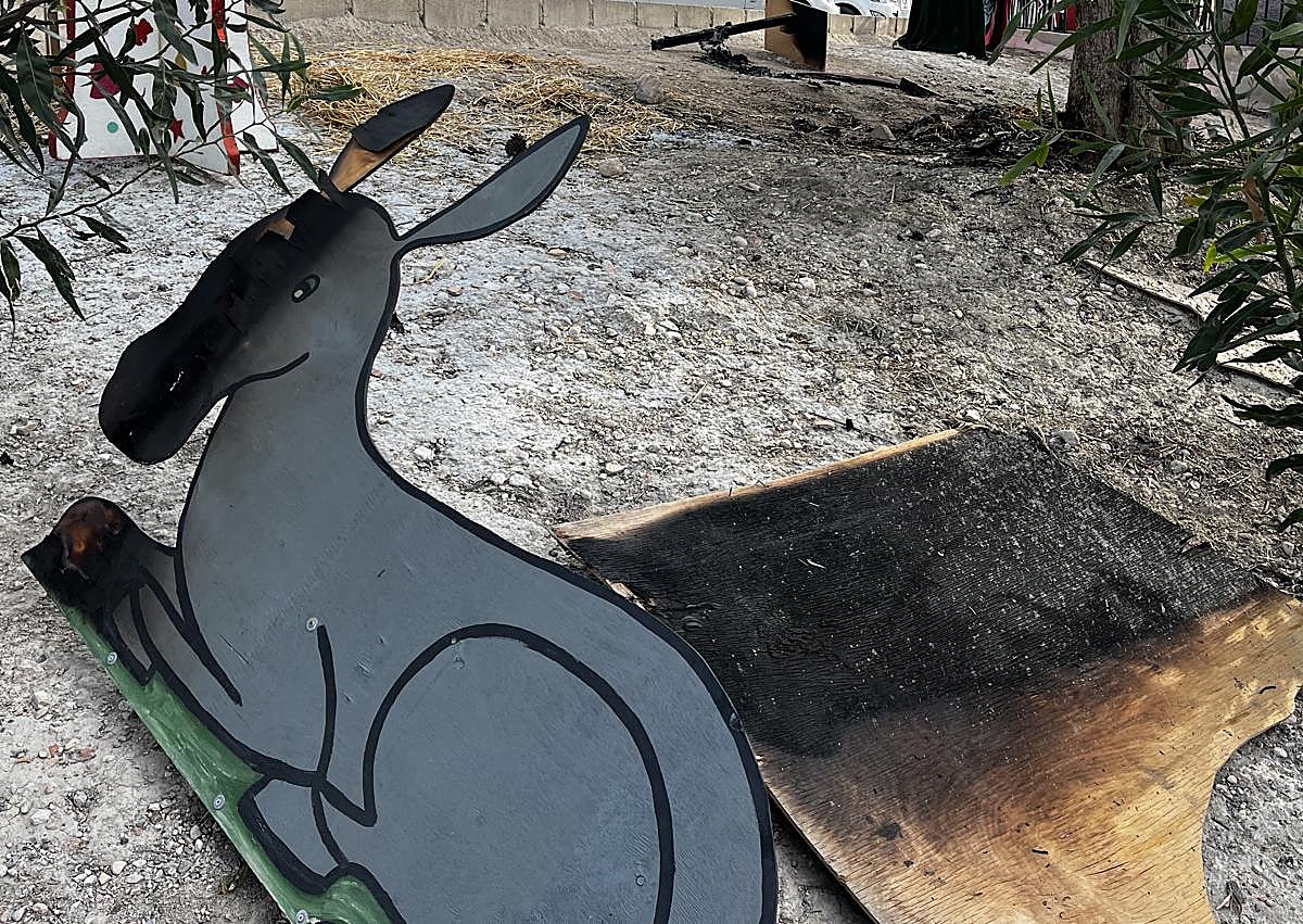 Imagen secundaria 1 - Prenden fuego al belén de la Asociación de Vecinos de San José Obrero de Cieza