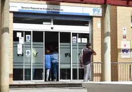 Desempleados esperan su turno en la oficina del SEF de Barriomar, en una imagen de archivo.