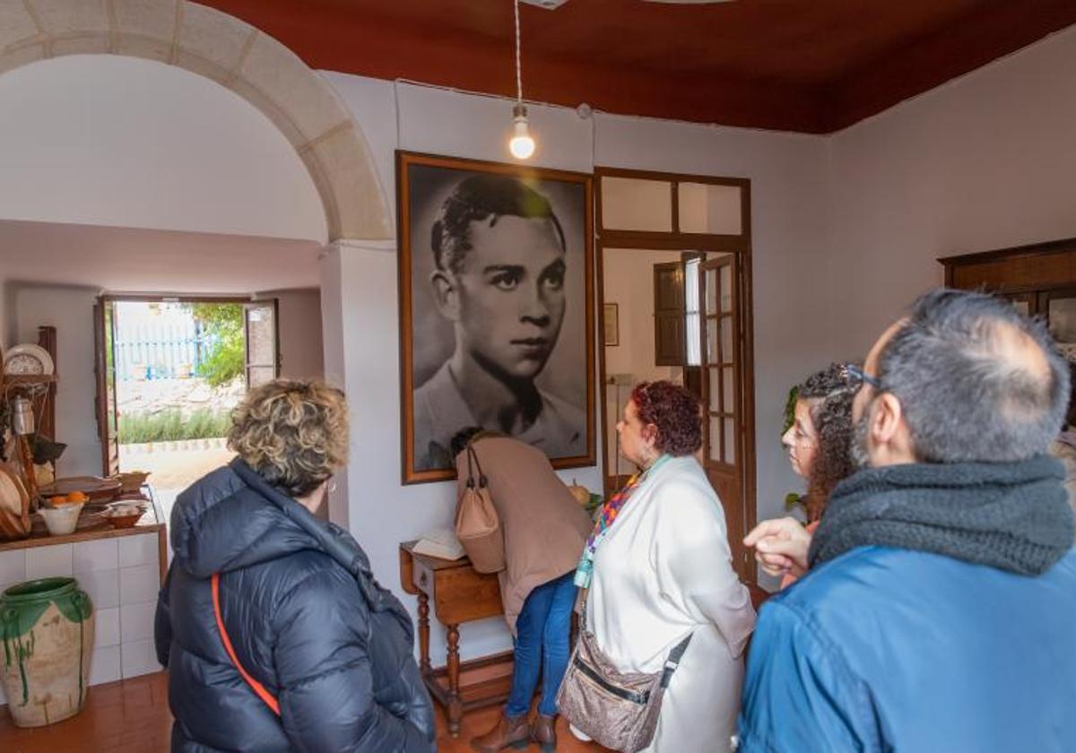 Un grupo de turistas visitan la Casa-Museo de Miguel Hernández.