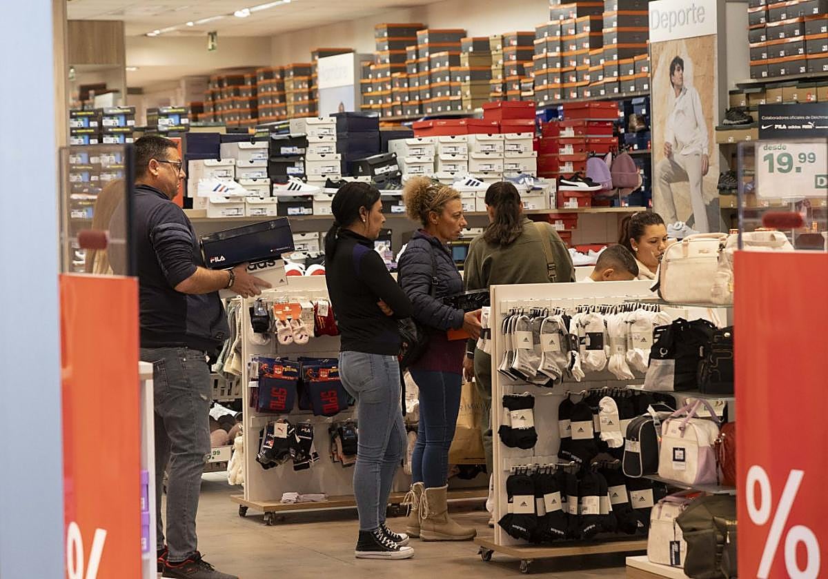 Clientes, en una zapatería de Espacio Mediterráneo, ayer.