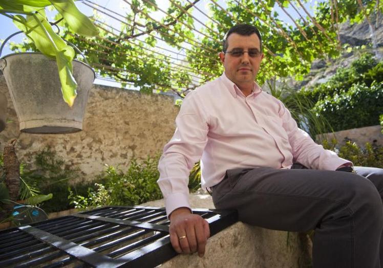 Aitor Larrabide, en el patio de la Casa-Museo de Miguel Hernández, en una foto de archivo.