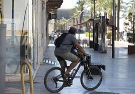 Un ciclista pasea por Cartagena en una imagen de archivo.