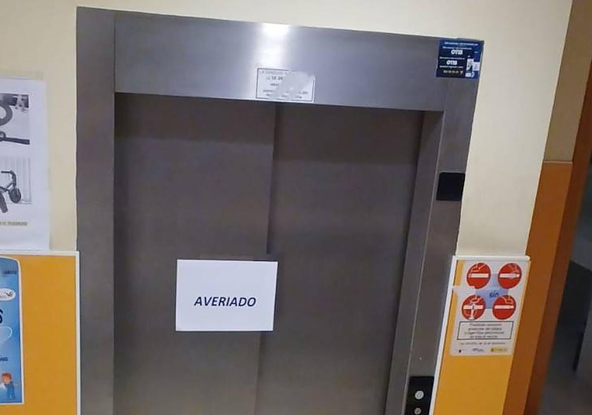 El ascensor del centro de salud 'Jesús Marín' de Molina de Segura averiado.