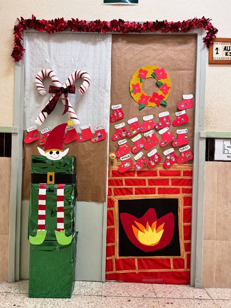 I Concurso de decoración de Puertas Navideñas en el IES San Juan de la Cruz en Caravaca
