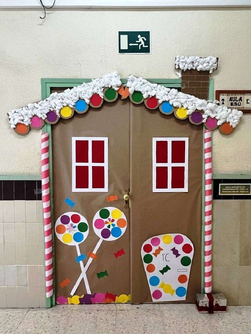 I Concurso de decoración de Puertas Navideñas en el IES San Juan de la Cruz en Caravaca
