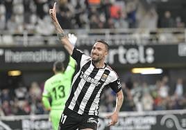 Darío Poveda celebra con la grada su gol al Lugo, la temporada pasada, con la camiseta del Cartagena.