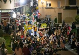 La cabalgata, a su paso por la plaza del Carmen.