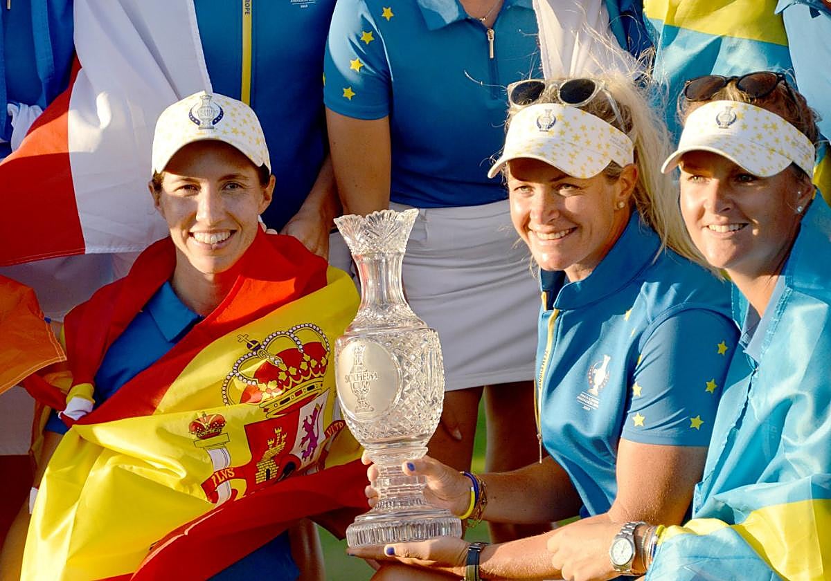 Carlota Ciganda, enfundada en la bandera de España.