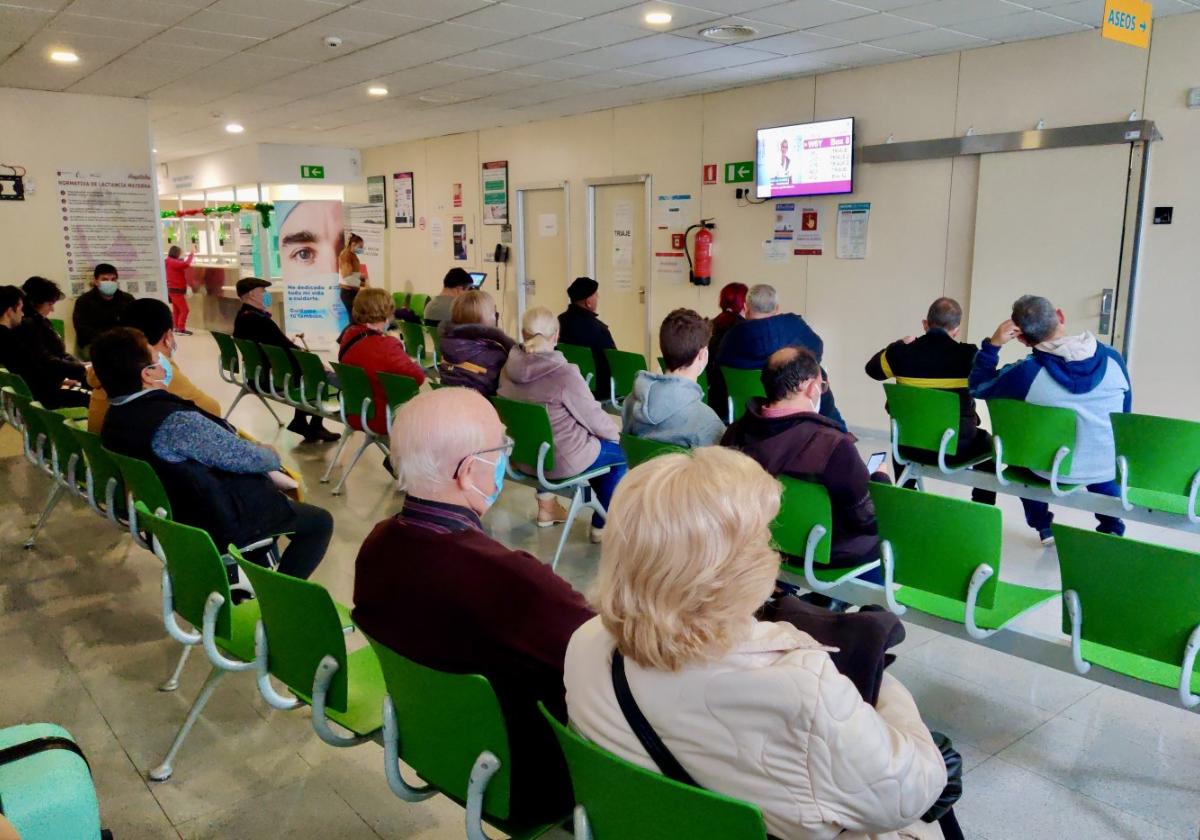 Sala de espera de Urgencias del Reina Sofía, ayer, repleta de pacientes y acompañantes.