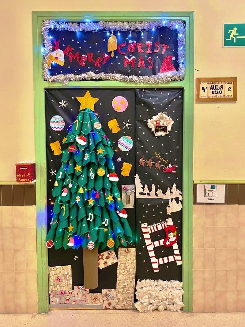 I Concurso de decoración de Puertas Navideñas en el IES San Juan de la Cruz en Caravaca