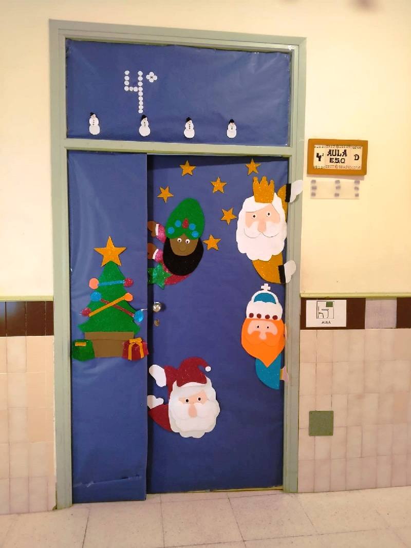 I Concurso de decoración de Puertas Navideñas en el IES San Juan de la Cruz en Caravaca