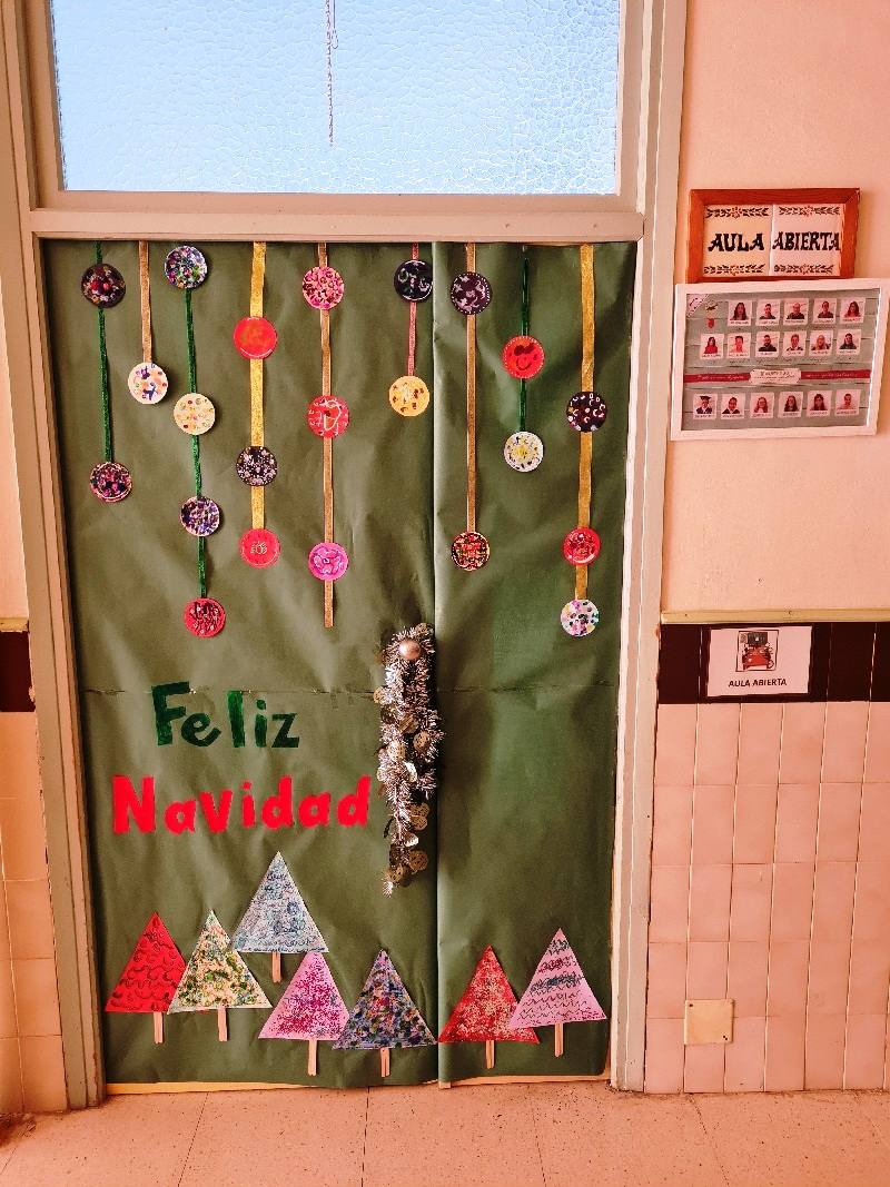 I Concurso de decoración de Puertas Navideñas en el IES San Juan de la Cruz en Caravaca