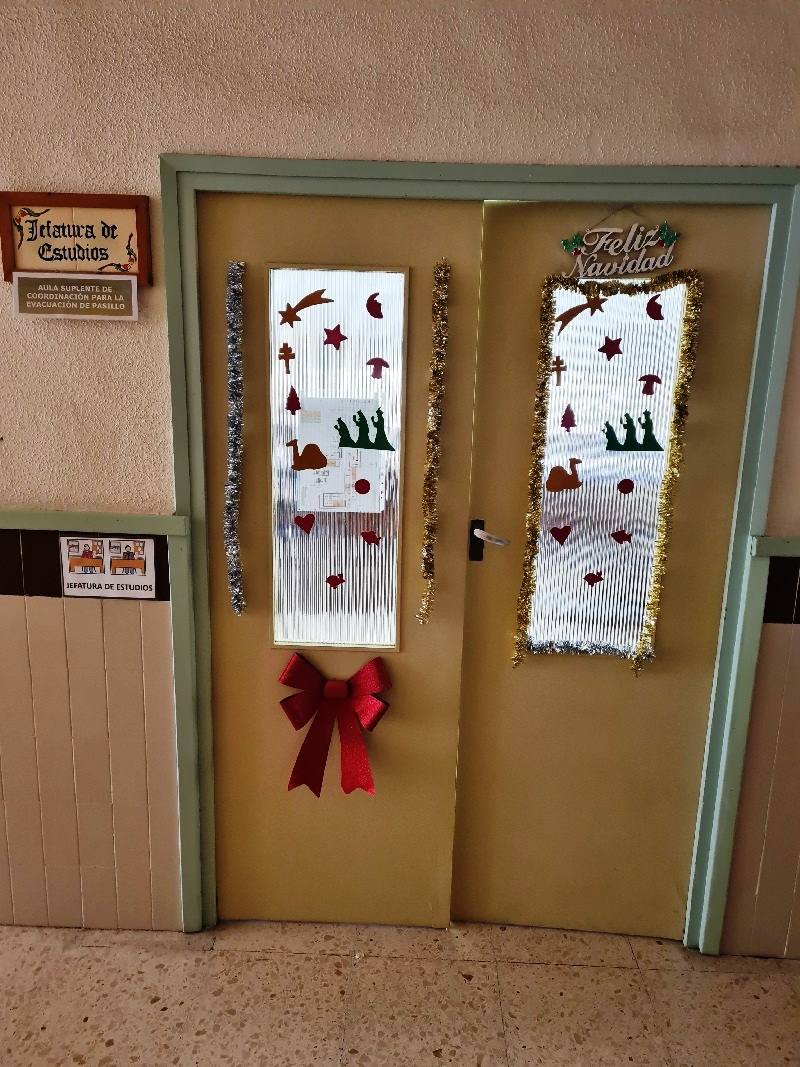 I Concurso de decoración de Puertas Navideñas en el IES San Juan de la Cruz en Caravaca