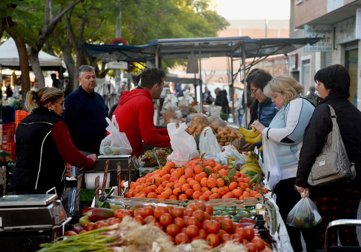 Varios clientes adquieren productos en el mercado semanal de Espinardo, celabrado ayer.