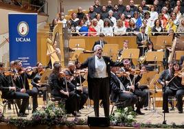 Foto actuación Plácido Domingo con la Orquesta Sinfónica de la UCAM.