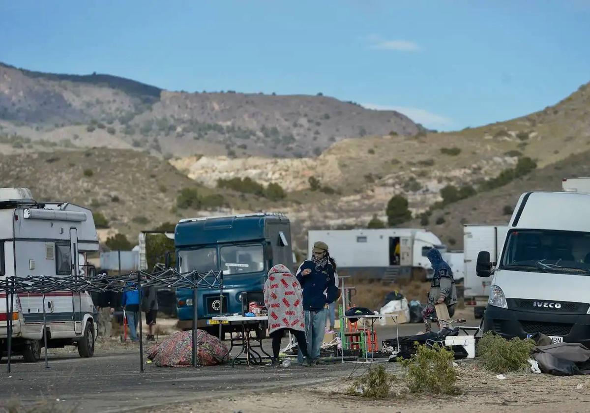 Algunos de los últimos asistentes a la 'rave' de Fuente Álamo, este viernes.