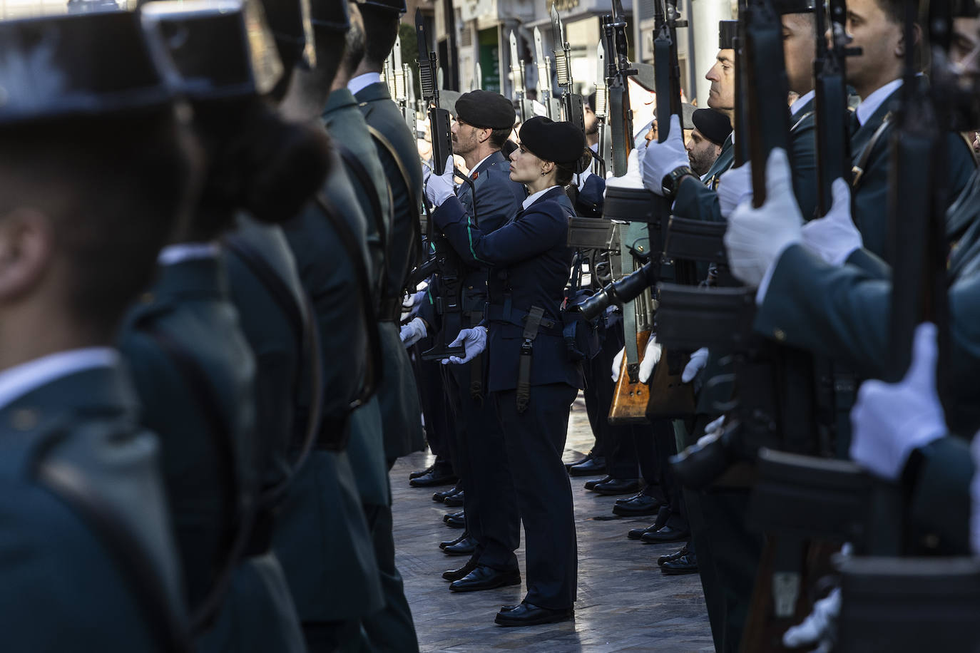Desfile militar con motivo de la Pascua Militar en Cartagena, en imágenes