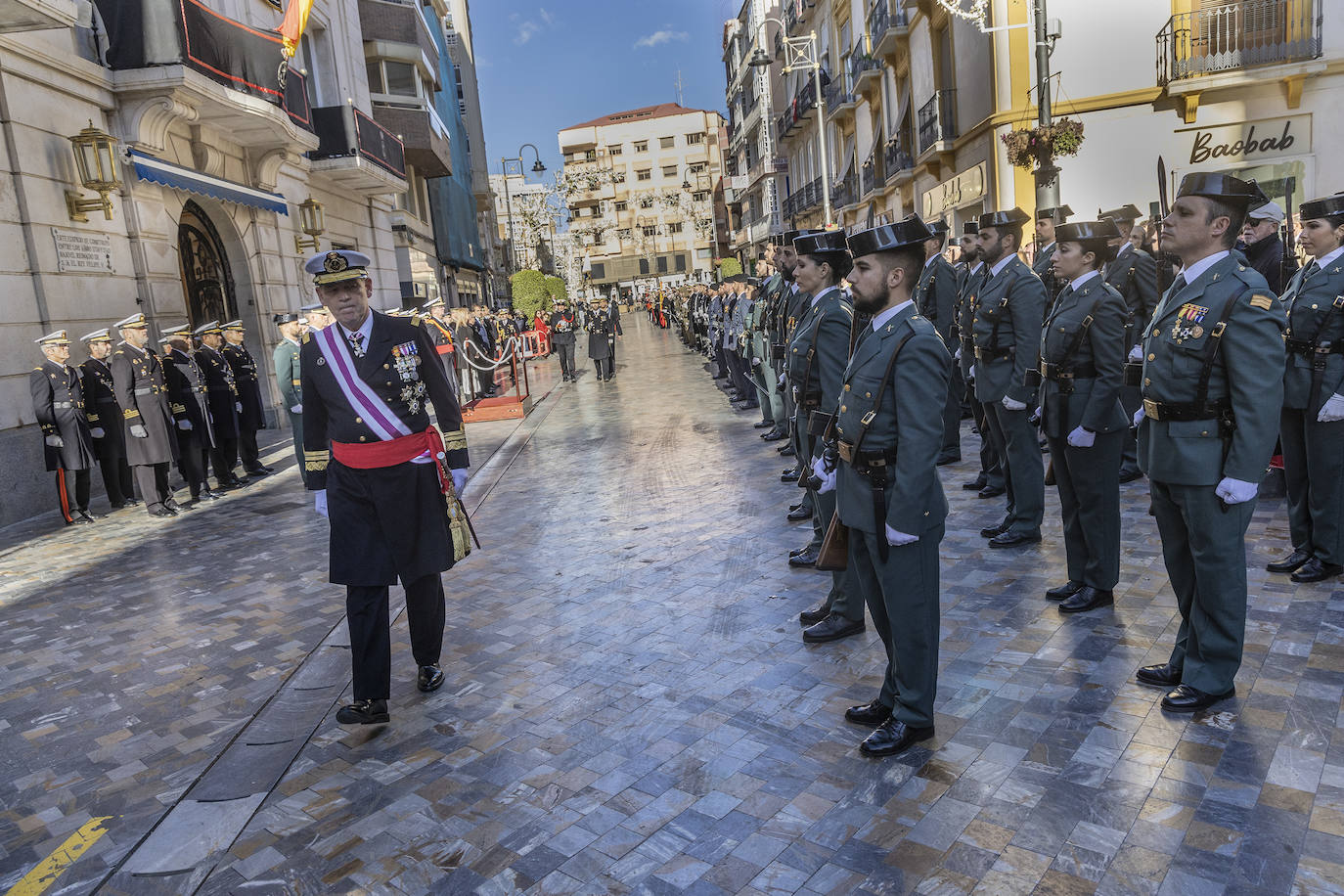 Desfile militar con motivo de la Pascua Militar en Cartagena, en imágenes