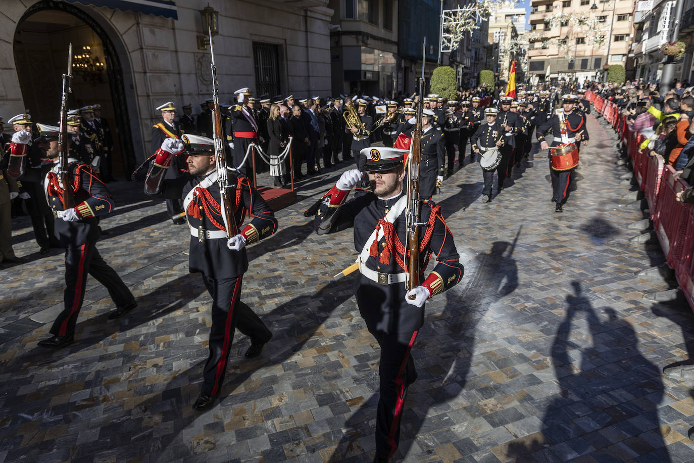 Desfile militar con motivo de la Pascua Militar en Cartagena, en imágenes