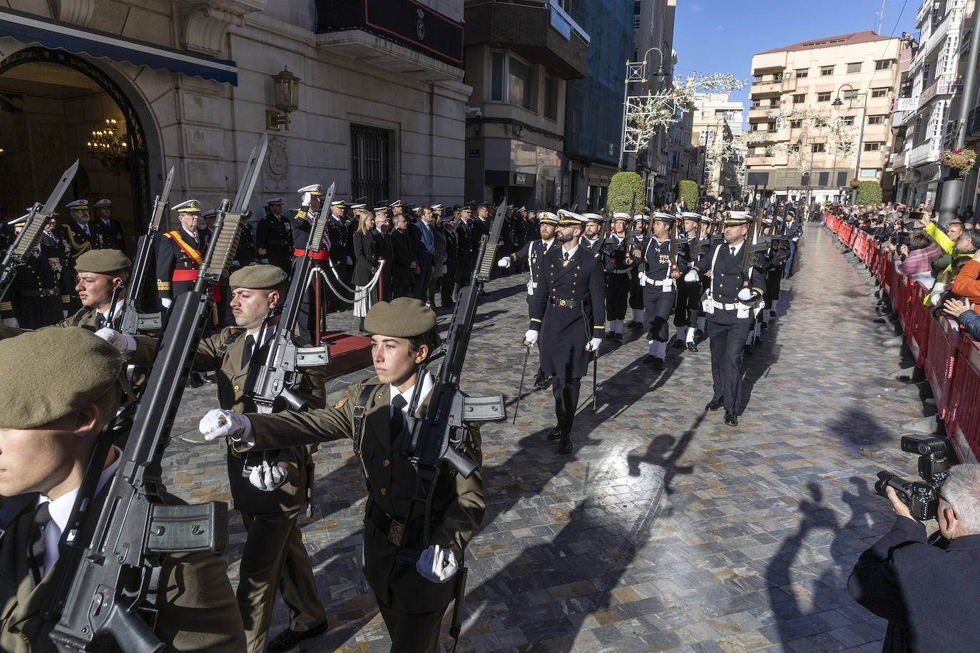 Desfile militar con motivo de la Pascua Militar en Cartagena, en imágenes