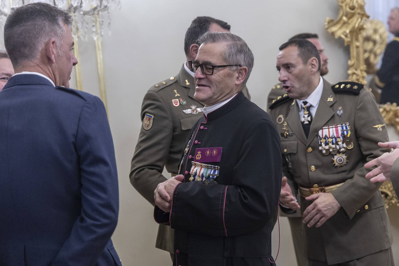 Desfile militar con motivo de la Pascua Militar en Cartagena, en imágenes