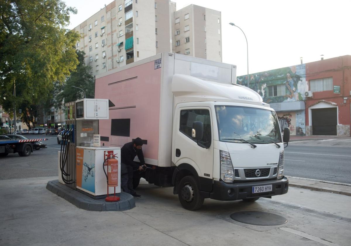 Un conductor reposta gasolina en una estación de servicio de Murcia.