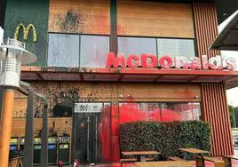 Fachada del McDonald's de Murcia vandalizado con pintura por Futuro Vegetal en junio del año pasado.