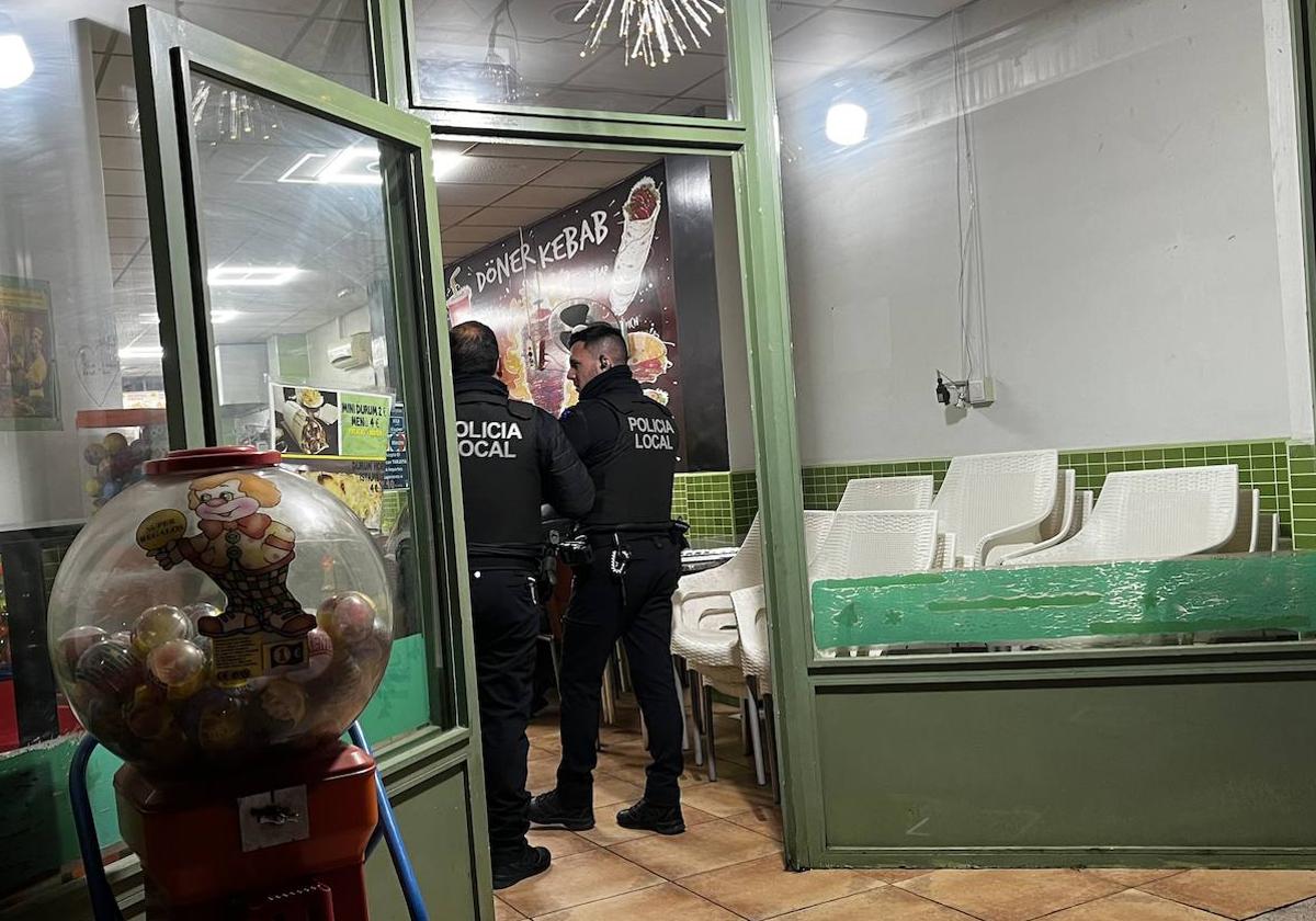 Agentes de la Policía Local de Cieza en el bar donde ocurrieron los hechos.