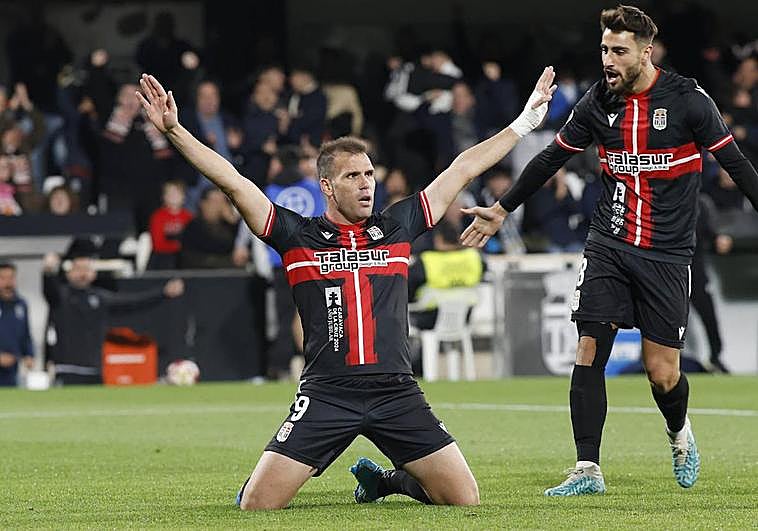 Alfredo Ortuño celebra el gol contra el Valencia.