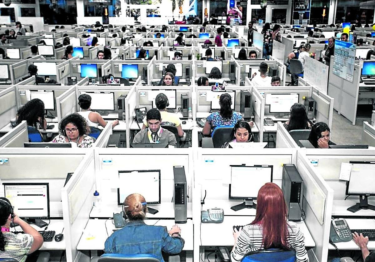 Teleoperadores en una oficina.