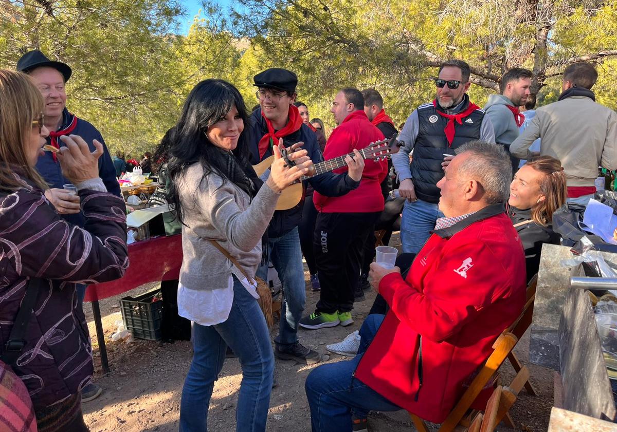 Imagen principal - Tras el regreso de la Patrona a su santuario los romeros festejaron con gastronomía típica y música.