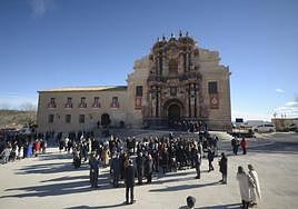 Autoridades, peregrinos y turistas, este domingo frente a la basílica de la Vera Cruz de Caravaca.