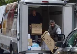 Dos trabajadores descargan paquetes en Murcia en una imagen de archivo.