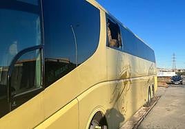 Una de las ventanas rotas del autobús.