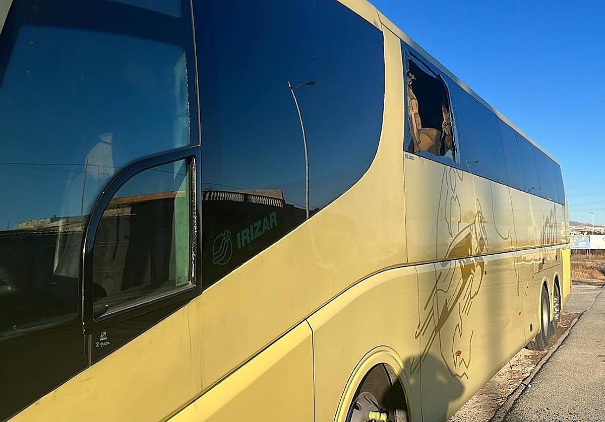 Una de las ventanas rotas del autobús.