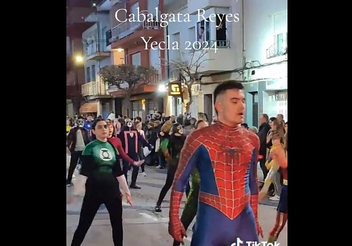 El baile viral de la cabalgata de Yecla que ha impresionado hasta a Nathy Peluso.