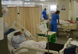 Pacientes en la sala de Observación del servicio de Urgencias del Reina Sofía, este martes.